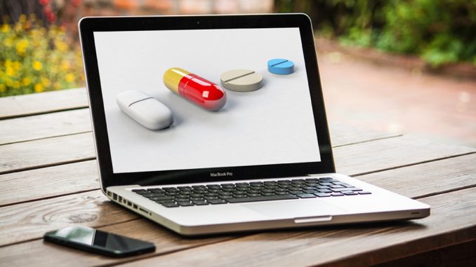 Laptok avec des médicament en image de fond d'écran