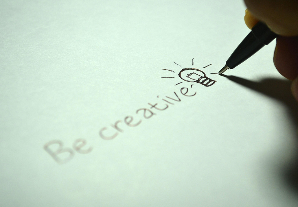 An hand writing « Be creative »