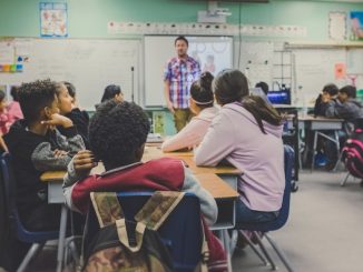 Enfants dans une salle de classe