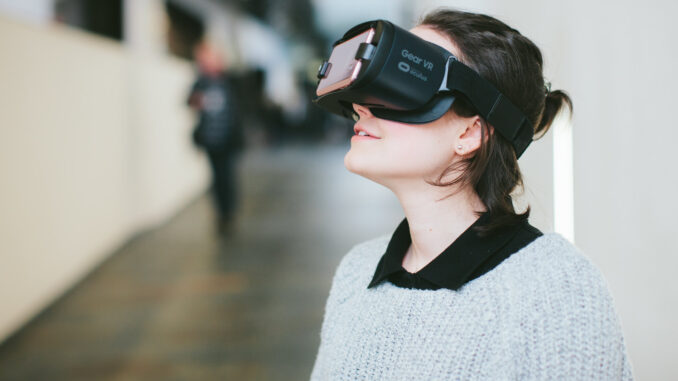 Une femme porte un casque de réalité virtuelle Head Mounted Display et regarde en l'air