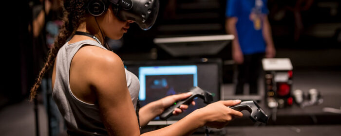 Femme avec un casque de réalité virtuel