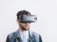 homme portant un casque de réalité virtuelle