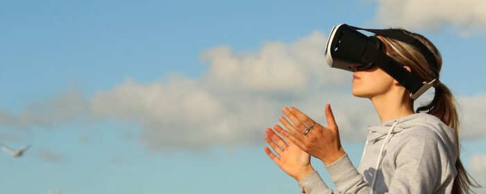 Femme portant un casque de réalité virtuelle