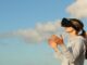 Femme portant un casque de réalité virtuelle